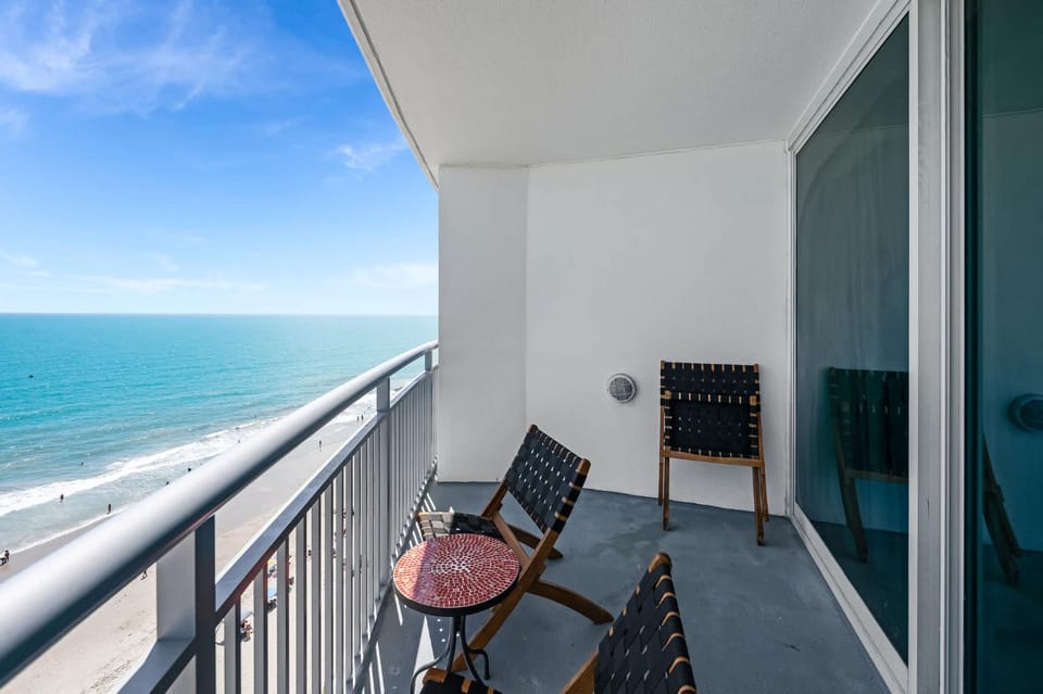 Oceanfront condo w pools & sea view House in Myrtle Beach