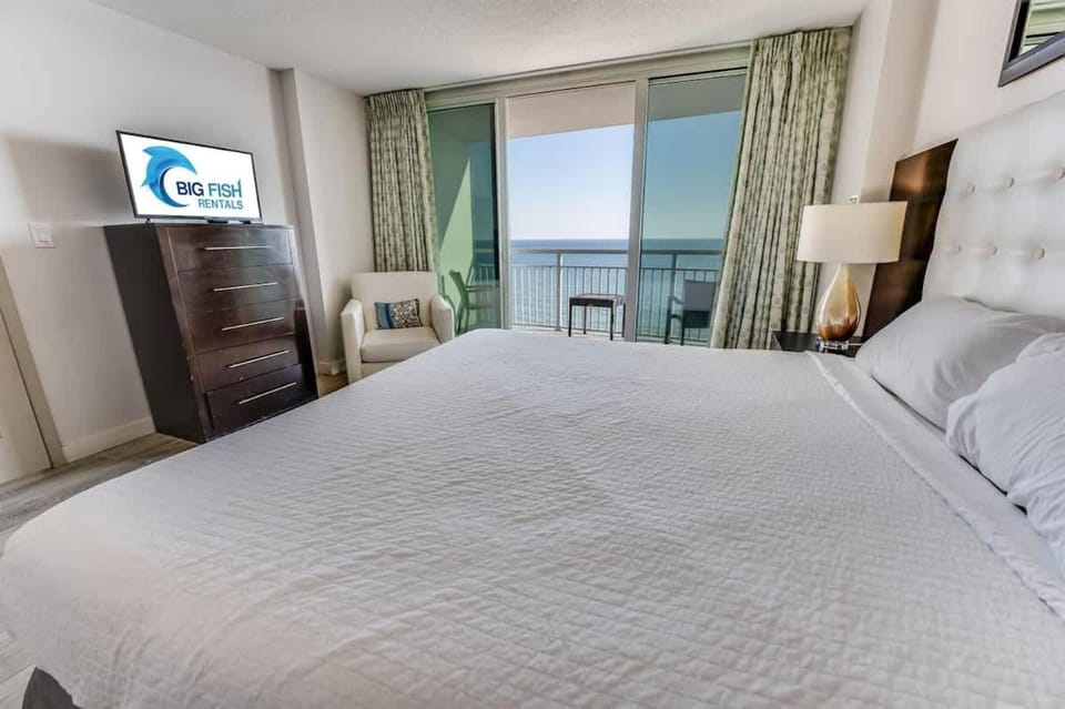 Oceanfront King Suite - Direct Oceanfront - Pools! House in Myrtle Beach