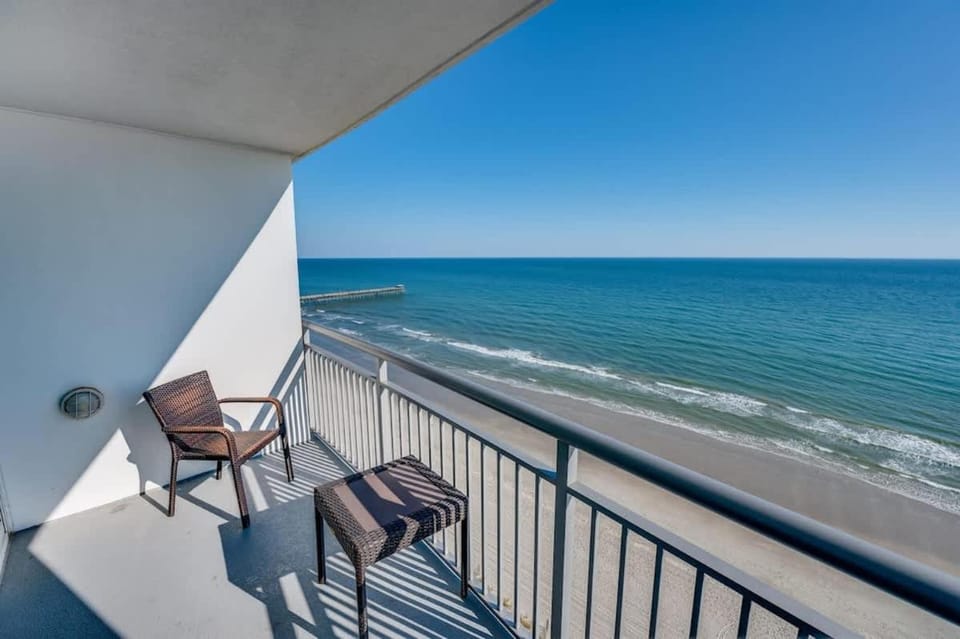 Oceanfront King Suite - Direct Oceanfront - Pools! House in Myrtle Beach