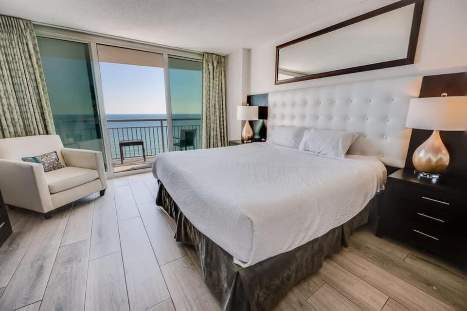 Oceanfront King Suite - Direct Oceanfront - Pools! House in Myrtle Beach