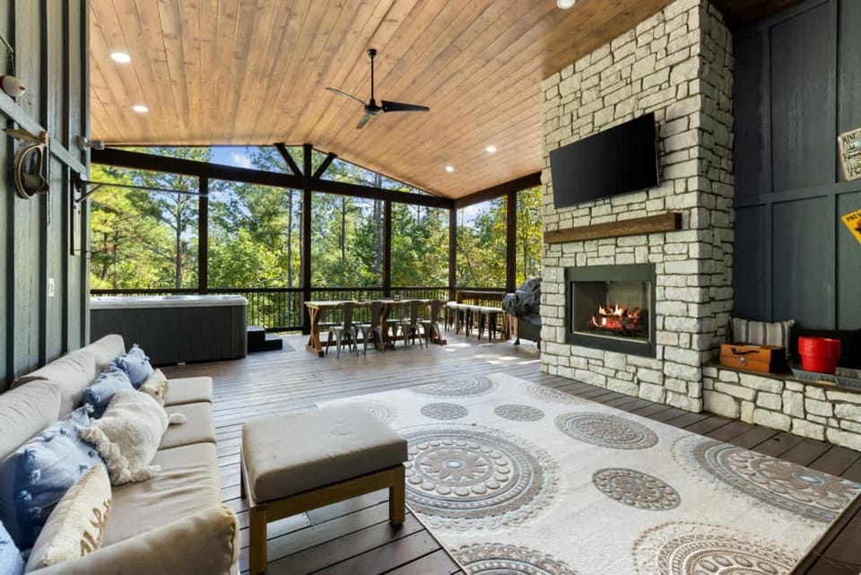 3 Br Sleeps 9 Hot Tub Playground Game Room House in Oklahoma