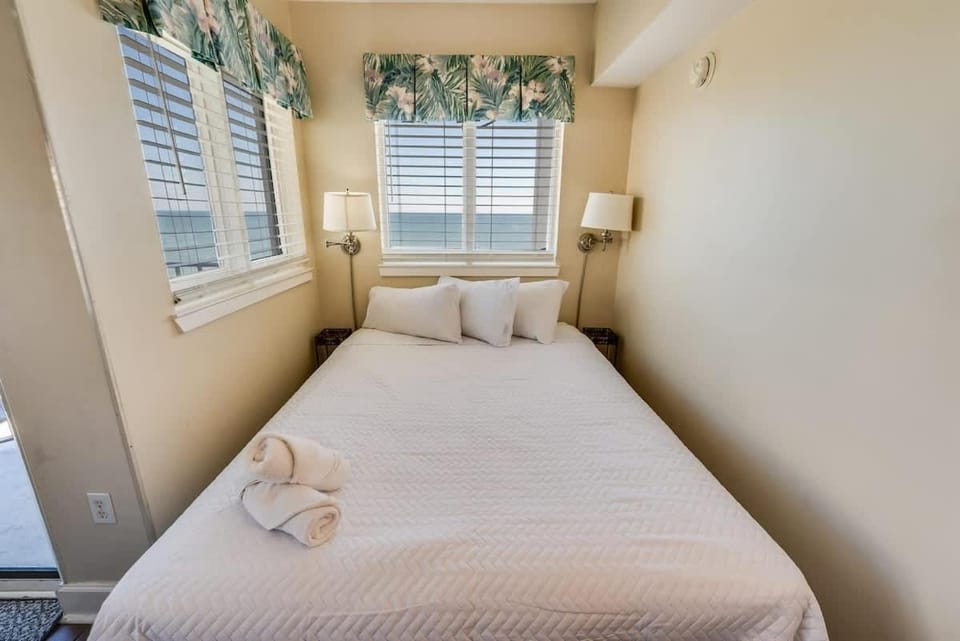 9th Floor Studio, Breathtaking Ocean Front, Pools! House in Myrtle Beach