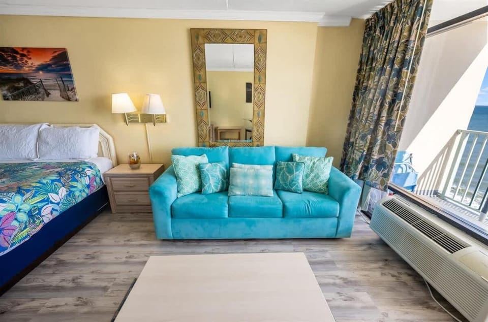 New Direct Oceanfront View Studio, Pools, Updated! House in Myrtle Beach