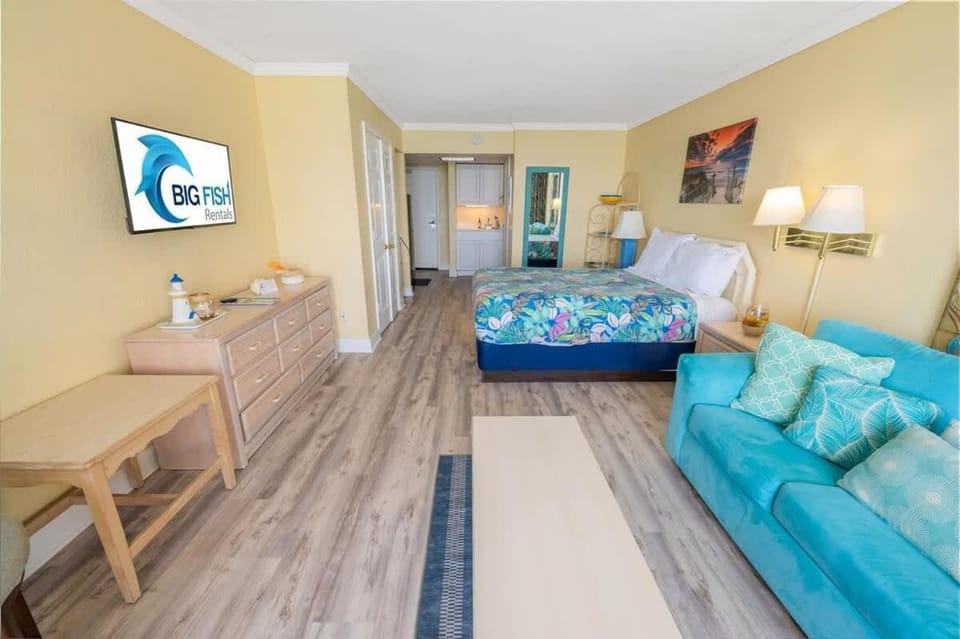 New Direct Oceanfront View Studio, Pools, Updated! House in Myrtle Beach