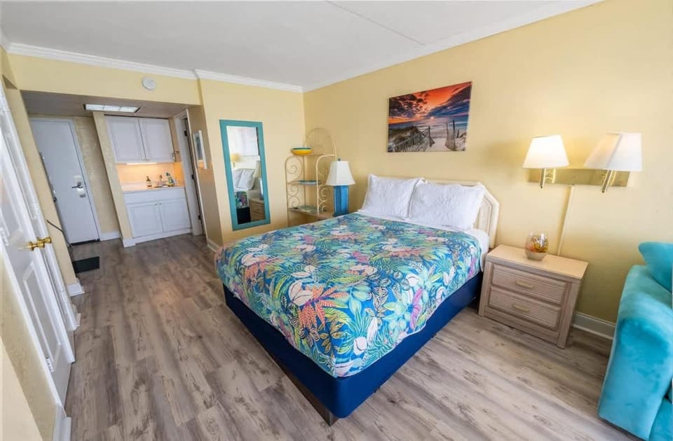 New Direct Oceanfront View Studio, Pools, Updated! House in Myrtle Beach