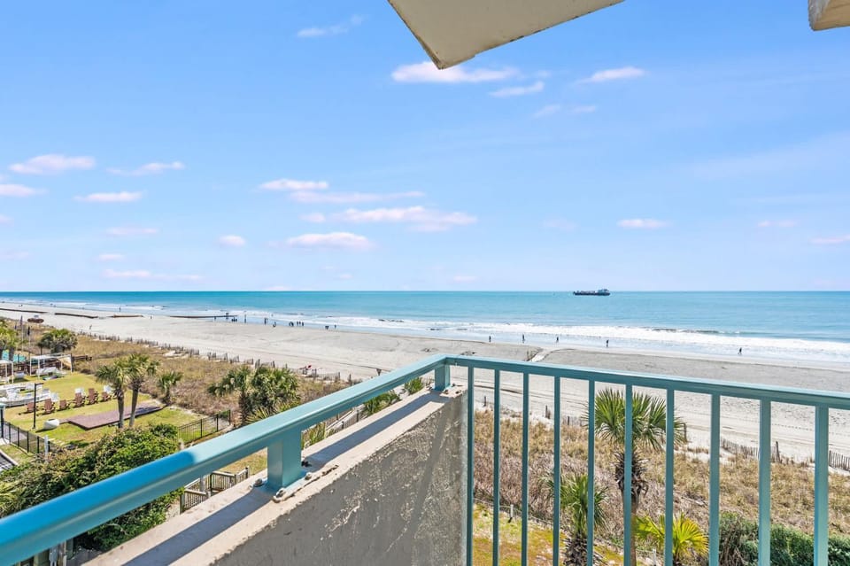 Low Floor 1BR, Direct Ocean Front Heated Pools! House in Myrtle Beach