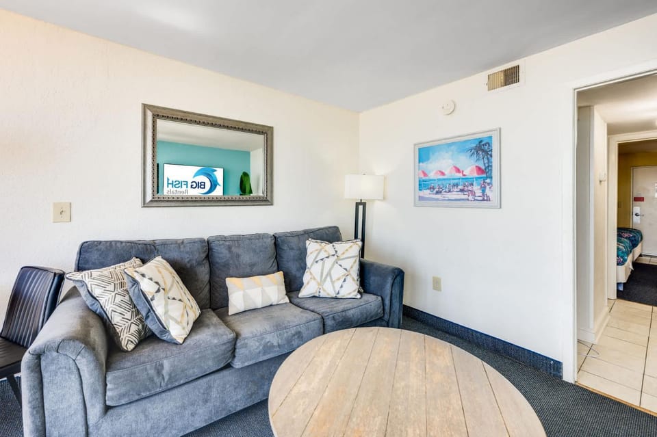 Low Floor 1BR, Direct Ocean Front Heated Pools! House in Myrtle Beach