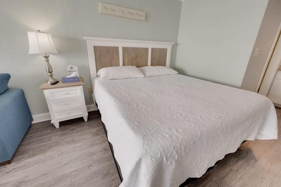Direct Ocean Front - Beautifully Decorated Studio! House in Myrtle Beach