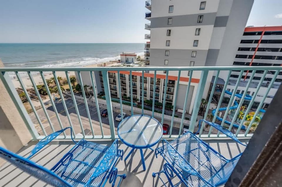 Oceanfront Studio - Indoor Pools, Hot Tubs, Nice! House in Myrtle Beach