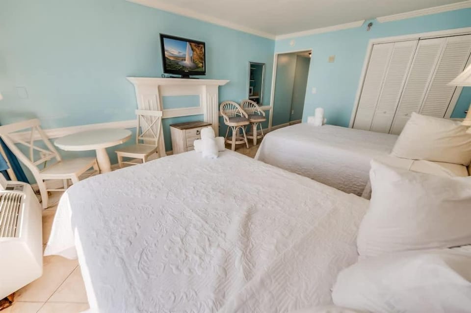 Oceanfront Studio - Indoor Pools, Hot Tubs, Nice! House in Myrtle Beach