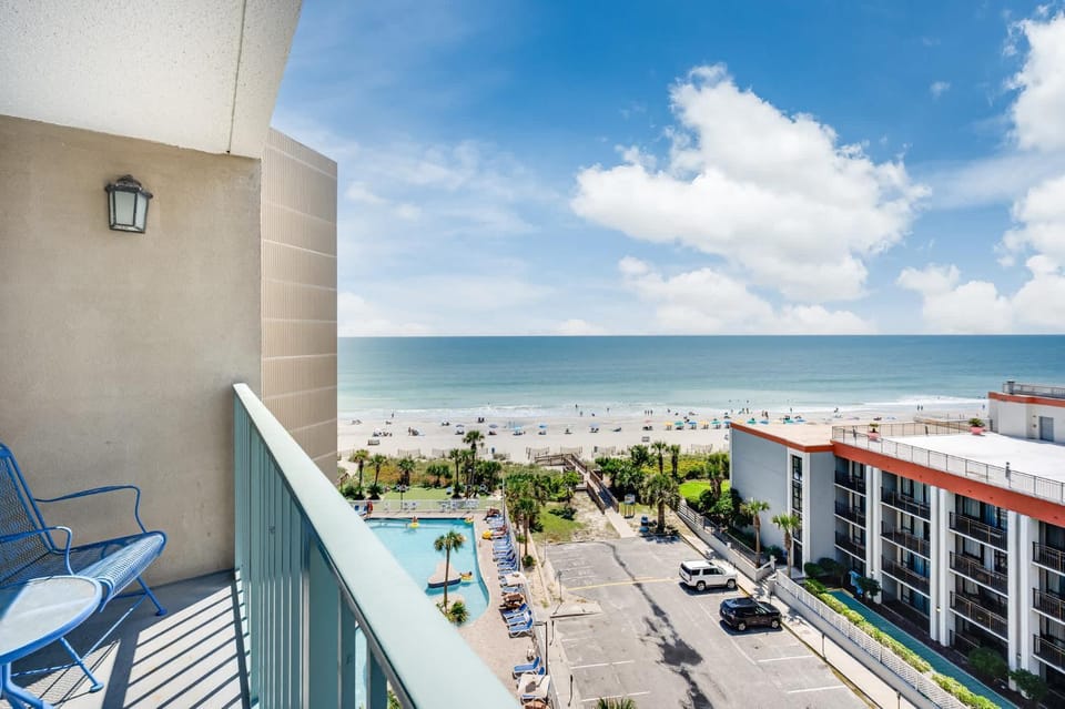 Oceanfront Studio - Indoor Pools, Hot Tubs, Nice! House in Myrtle Beach