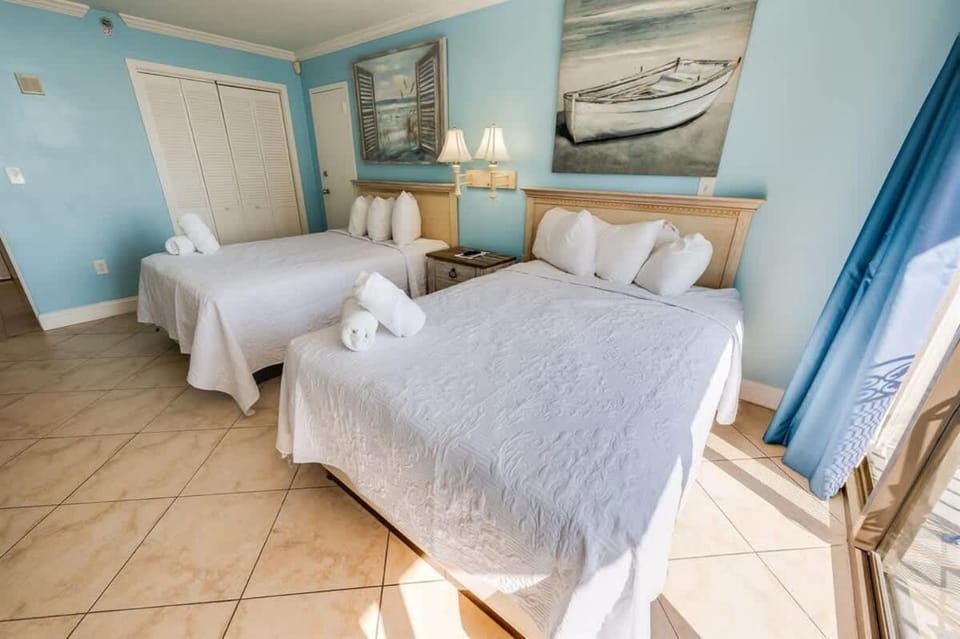 Oceanfront Studio - Indoor Pools, Hot Tubs, Nice! House in Myrtle Beach