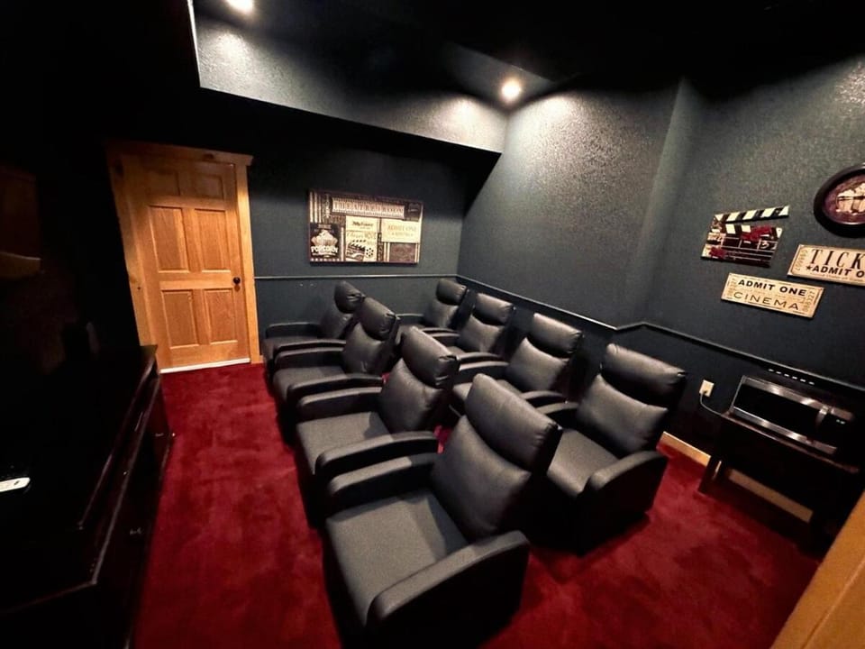 Discounted! Heated Pool, Theater, Game Room, Pets House in Pigeon Forge