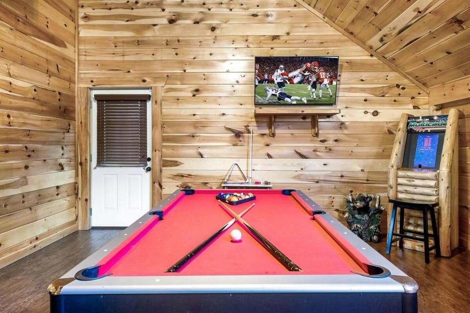 Discounted! Heated Pool, Theater, Game Room, Pets House in Pigeon Forge