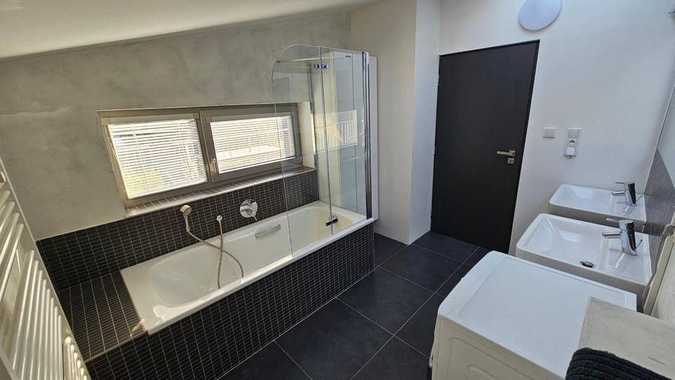 Bathroom, Bath, towels