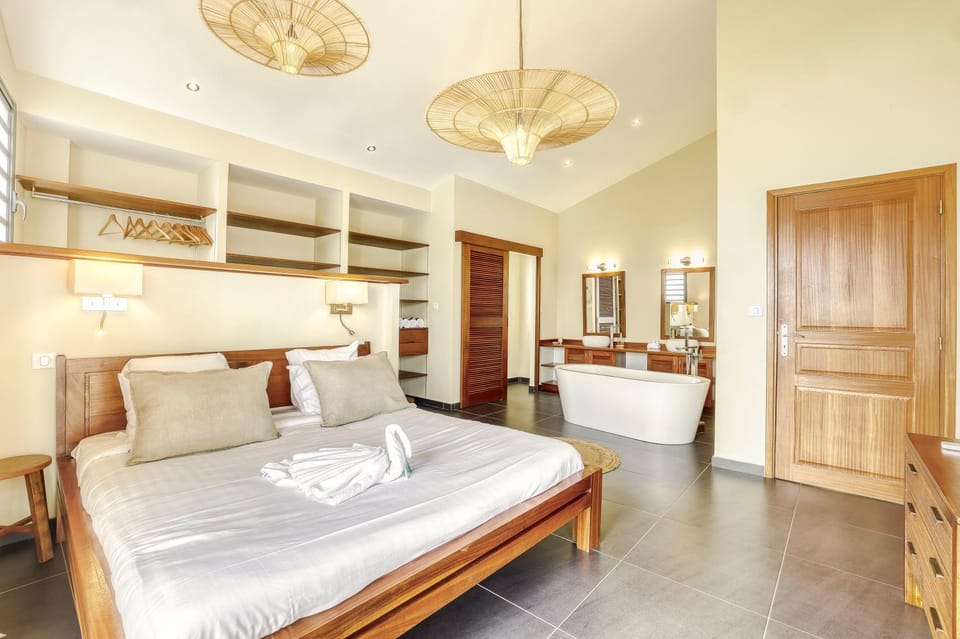 Bed, Bathroom, Photo of the whole room, Bedroom, Bath, towels