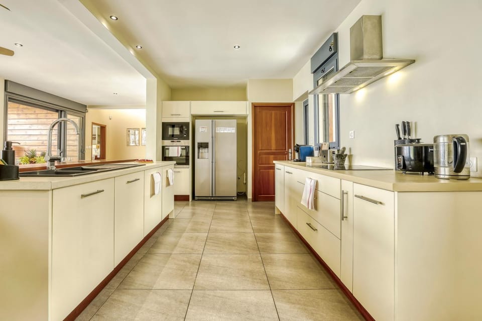 Coffee/tea facilities, Kitchen or kitchenette, dishwasher, oven, stove, toaster
