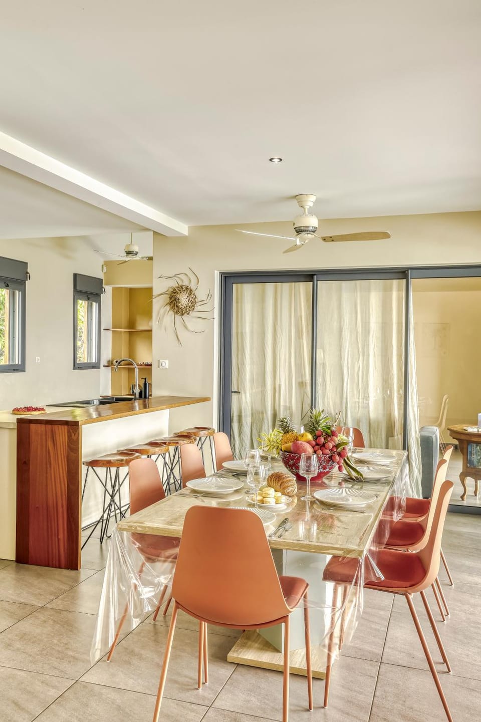 Kitchen or kitchenette, Living room, Seating area, Dining area