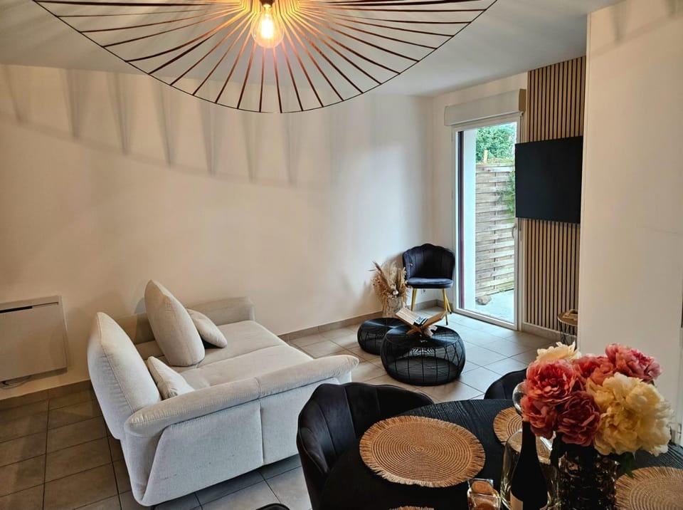 TV and multimedia, Living room, Seating area, Garden view