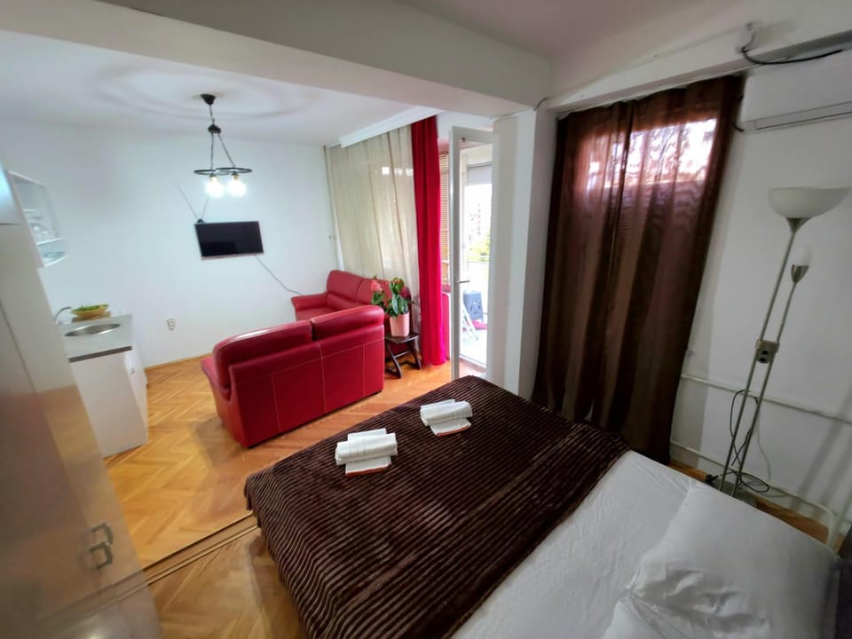 Bed, TV and multimedia, Living room, Photo of the whole room, Seating area, Bedroom, towels