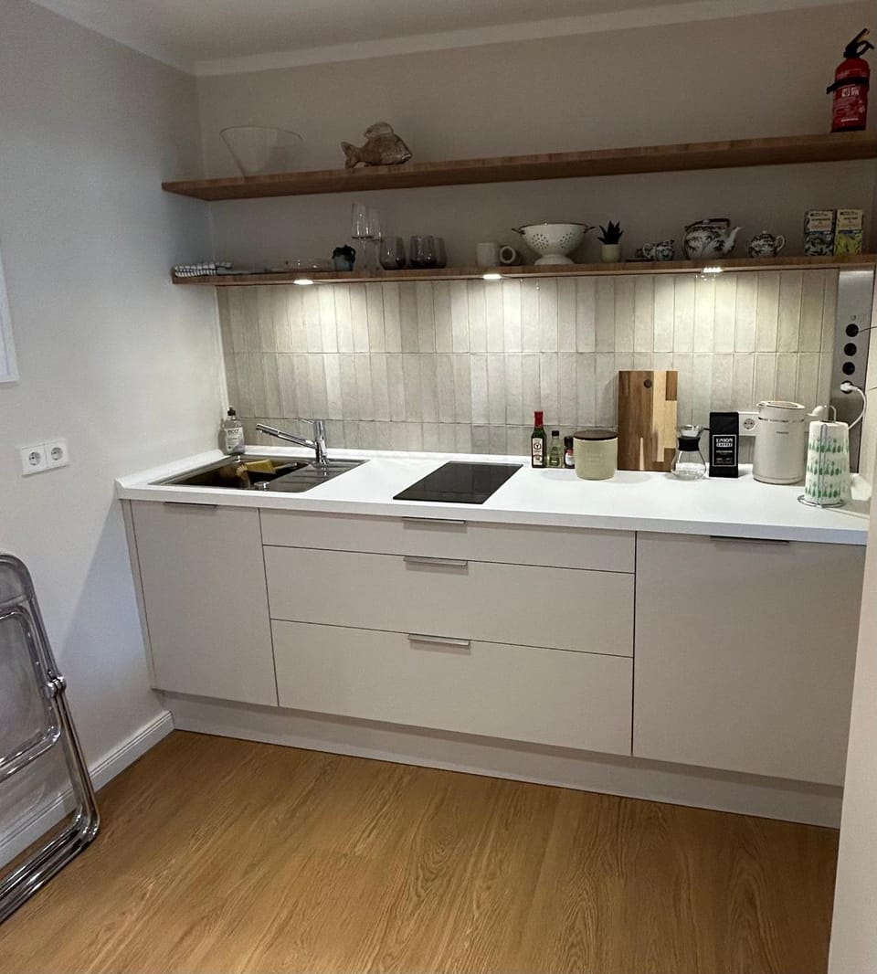 Coffee/tea facilities, Kitchen or kitchenette, stove