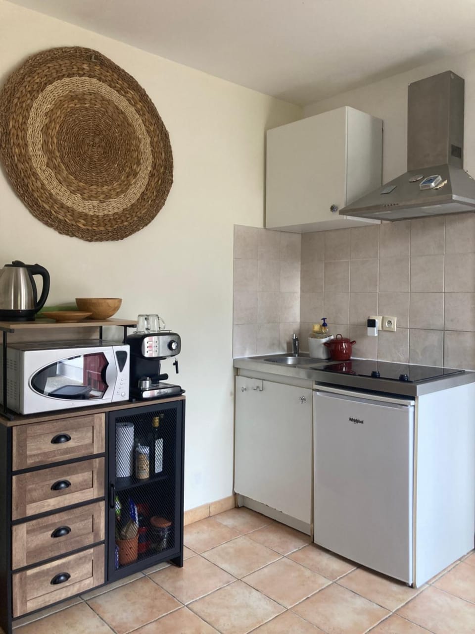 Coffee/tea facilities, Kitchen or kitchenette, stove, toaster