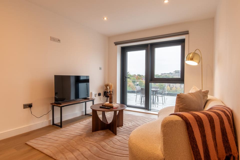 Communal lounge/ TV room, TV and multimedia, Living room, Seating area, Evening entertainment