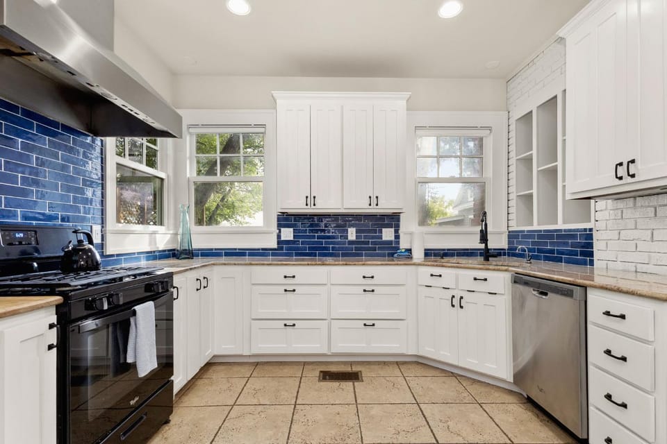 Walk to Schlitterbahn & Downtown Sleeps 12 House in New Braunfels
