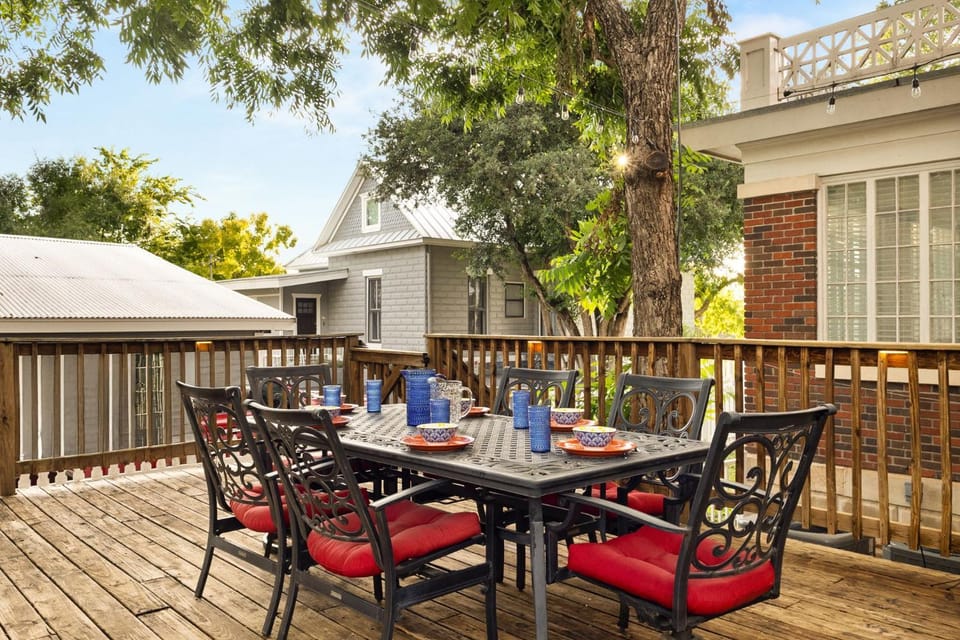 Walk to Schlitterbahn & Downtown Sleeps 12 House in New Braunfels