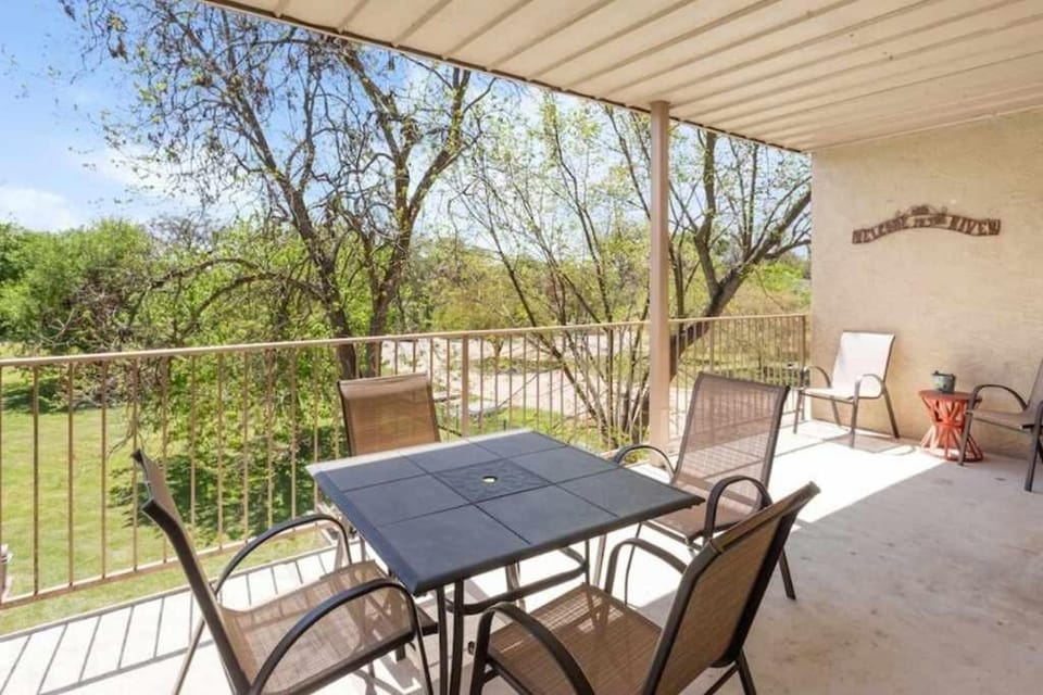 River Access + Shared Heated Pool Prime Location House in New Braunfels