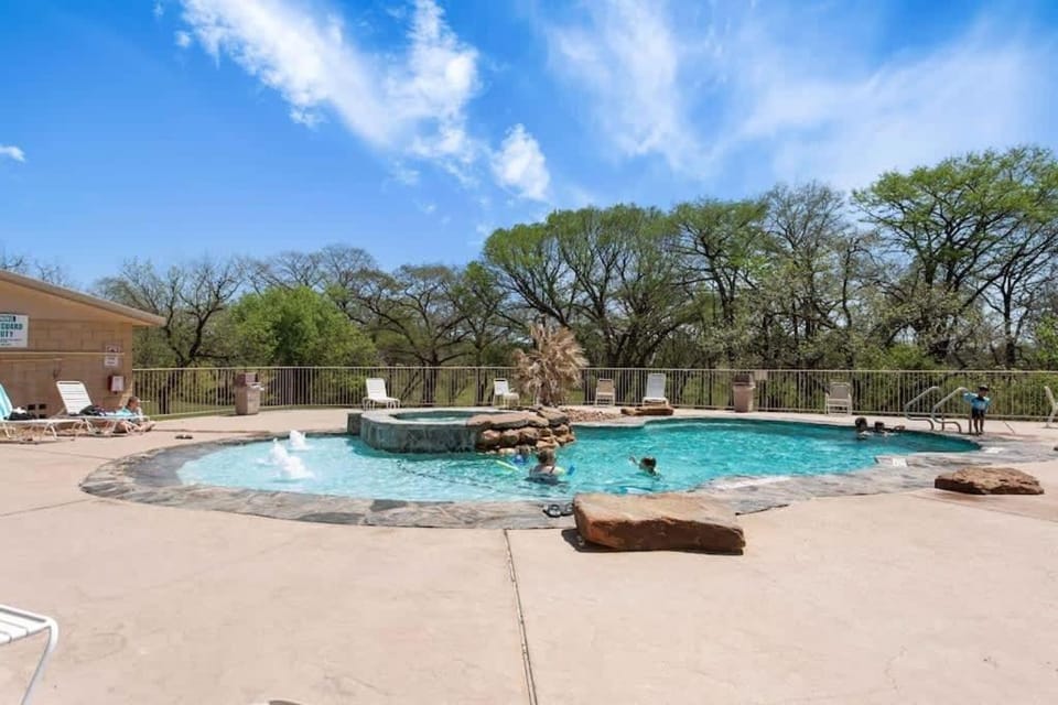 River Access + Shared Heated Pool Prime Location House in New Braunfels