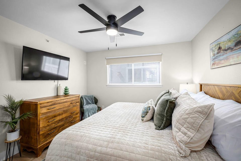 Shared Heated Pool Balcony BBQ Near Downtown House in New Braunfels