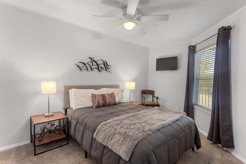 Shared Hot Tub & Pool Grill River Access House in New Braunfels