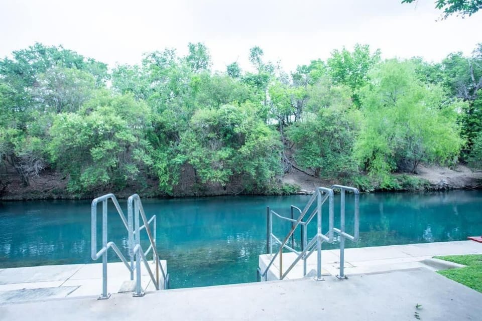 Shared Hot Tub & Pool Grill River Access House in New Braunfels
