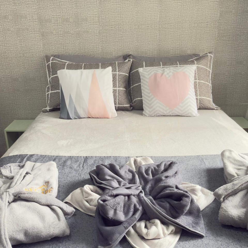 Bed, Photo of the whole room, Bedroom, towels