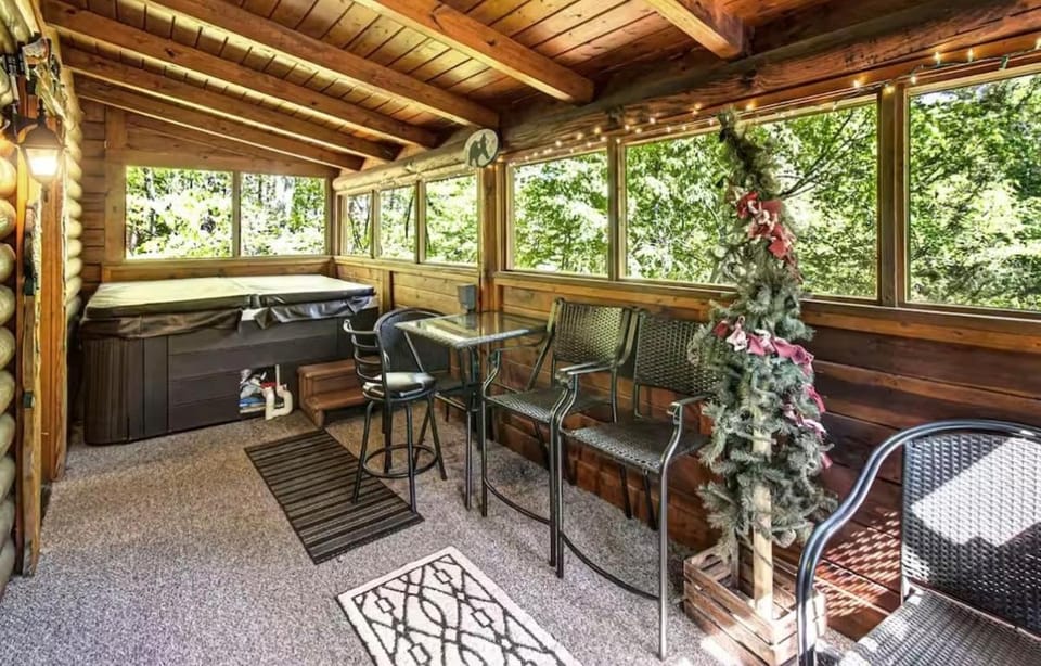 Best Value Cabin Hot Tub Arcade Close to Strip Cabin in Pigeon Forge