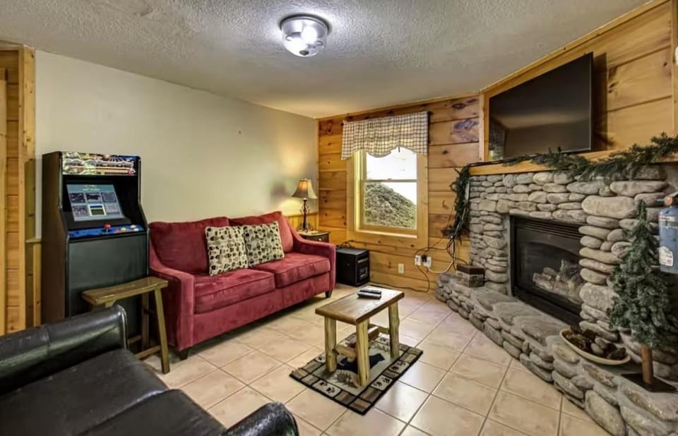 Best Value Cabin Hot Tub Arcade Close to Strip Cabin in Pigeon Forge