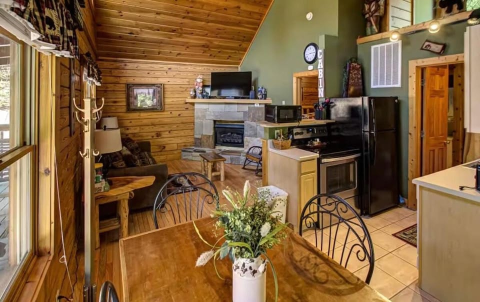 Best Value Cabin Hot Tub Arcade Close to Strip Cabin in Pigeon Forge