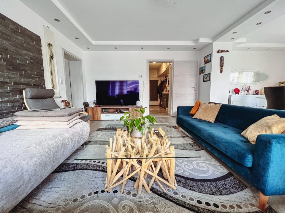Communal lounge/ TV room, TV and multimedia, Living room