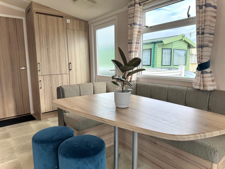 3 bedroom Caravan Manor Park Free WiFi , Linen not included , Pets stay free House in Hunstanton