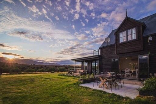 Te Awa Lodge Riverside retreat Villa in Otago