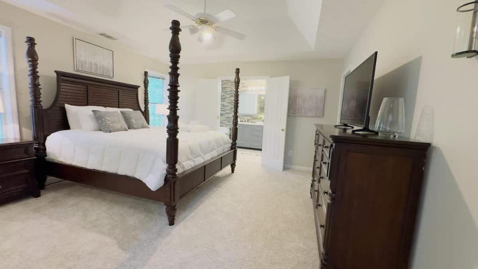 Photo of the whole room, Bedroom