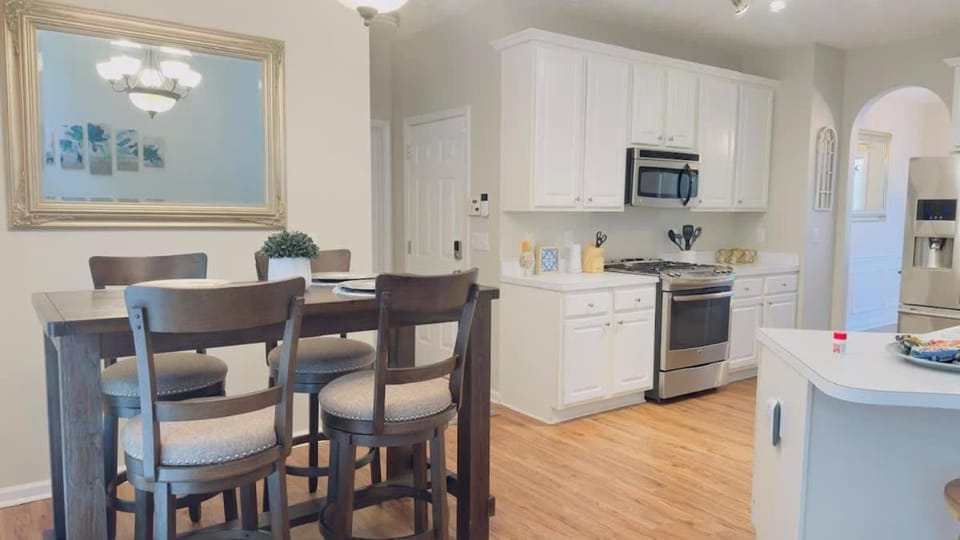 Kitchen or kitchenette, Dining area, dishwasher, oven, toaster