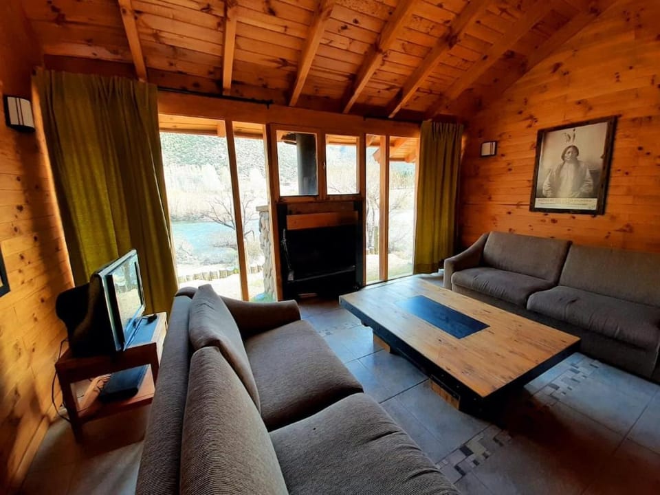 Casa de campo en Pilolil Sobre el Río alumine House in Araucania, Chile