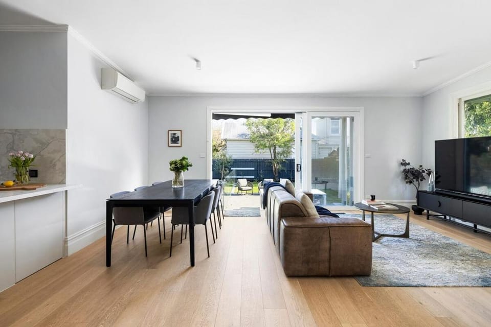 Communal lounge/ TV room, Seating area, Dining area, Evening entertainment