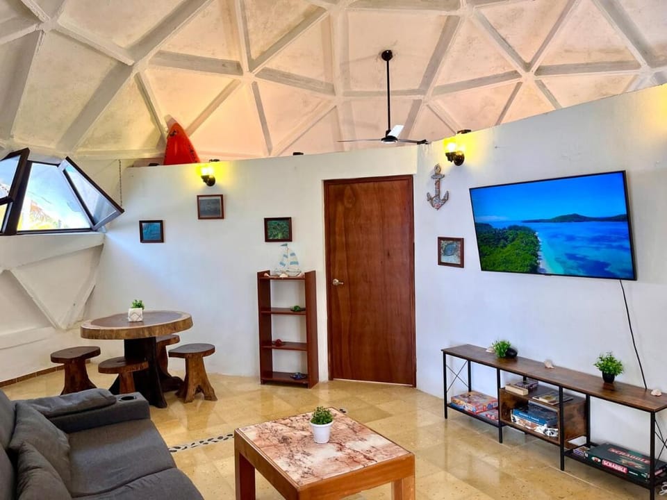 1 Street from the beach, Pool, Rooftop Bar & AC Apartment in State of Yucatan