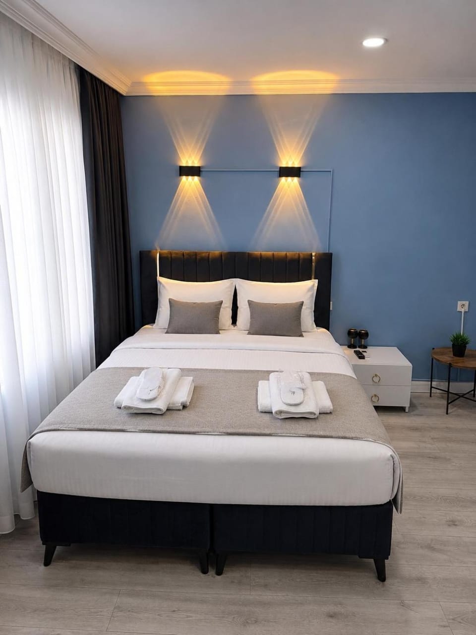 Bed, Bedroom, towels