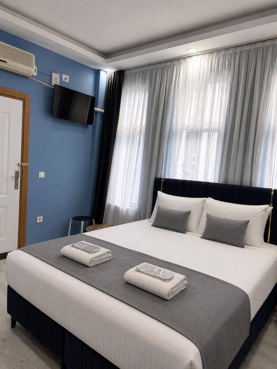 Bed, TV and multimedia, Bedroom, towels