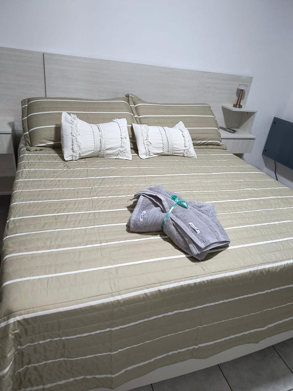 Bed, Photo of the whole room, Decorative detail, Bedroom, heating, towels