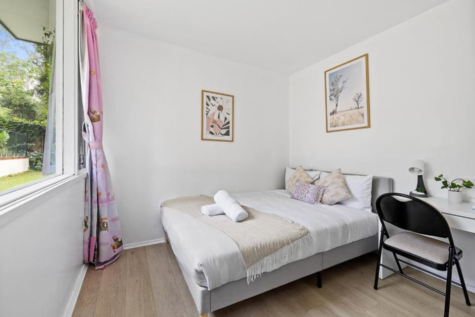 Homely Queen Room Stay - Easy Access in Pymble - Shared Bathroom Bed and Breakfast in Sydney